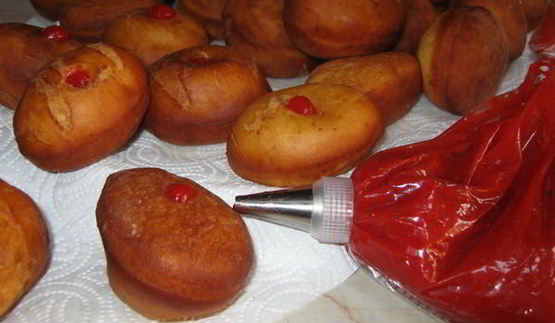 пончики с клубничной начинкой