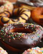 Пончики в темном и белом шоколаде