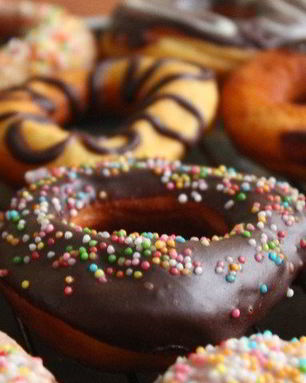 Пончики в темном и белом шоколаде