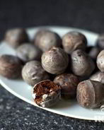 Шоколадные пончики в глазури