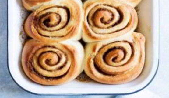 рулетики с корицей и глазурью