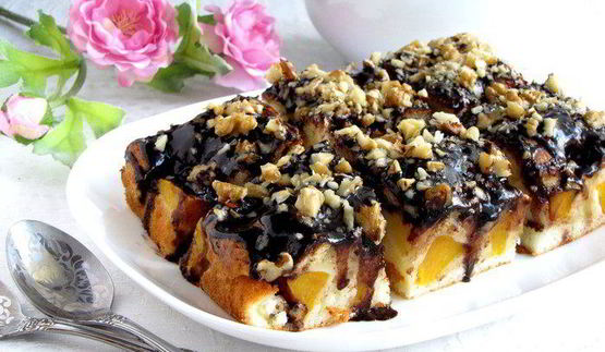 фруктовая шарлотка с шоколадной глазурью