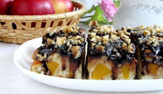 фруктовая шарлотка с шоколадной глазурью