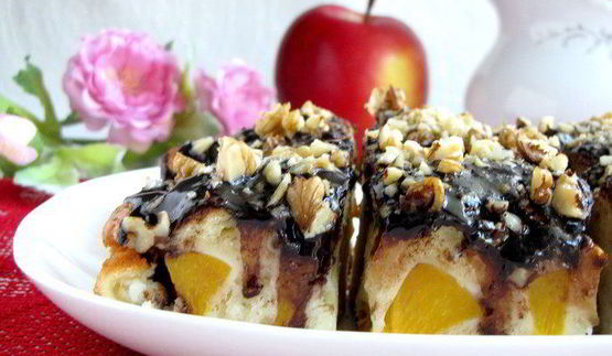 фруктовая шарлотка с шоколадной глазурью