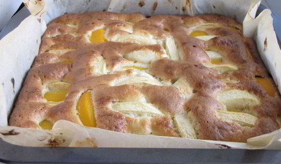 фруктовая шарлотка с шоколадной глазурью