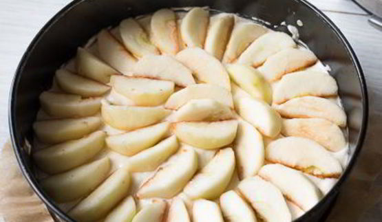 классическая яблочная шарлотка