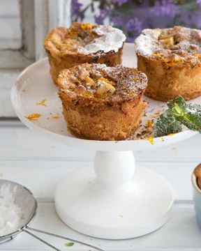 Мини-шарлотки из белого хлеба с грушами и шоколадом