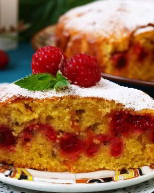 Пышная яблочная шарлотка с малиной