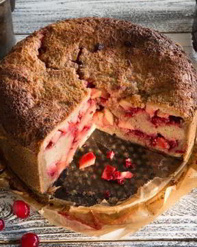 Северная шарлотка из ржаного хлеба с брусникой и яблоками