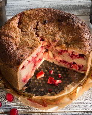 Северная шарлотка из ржаного хлеба с брусникой и яблоками