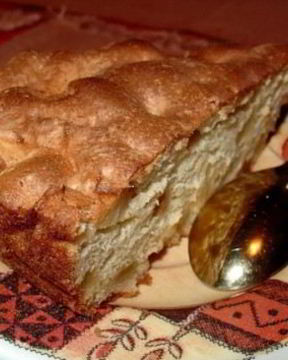 Шарлотка из хлеба и брынзы по-румынски