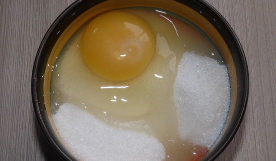 шарлотка на сметане с яблоками