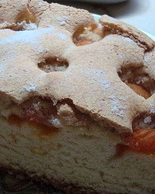 Шарлотка с абрикосами
