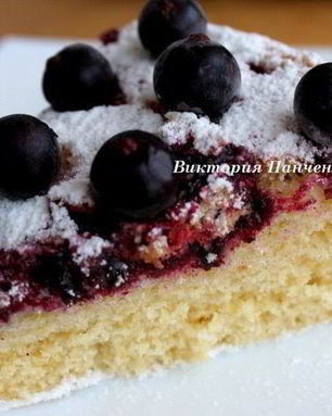 Шарлотка с черной смородиной из мультиварки