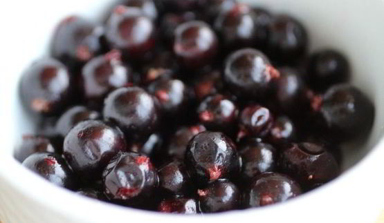 шарлотка с черной смородиной из мультиварки