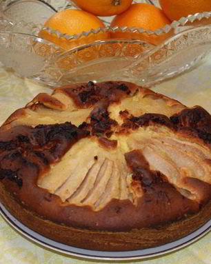 Шарлотка с грушами и орехами