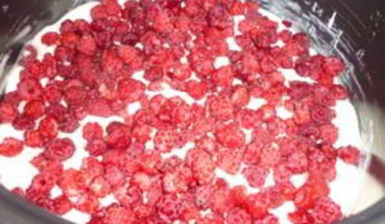 шарлотка с малиной