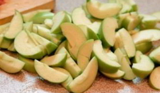 шарлотка с орехами и яблоками