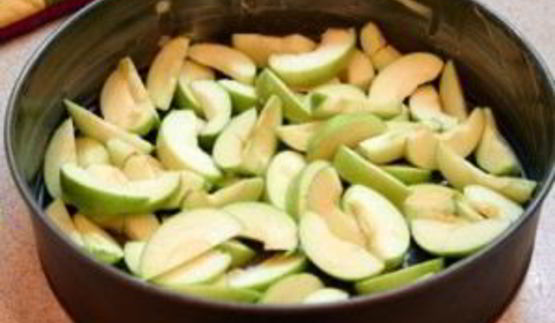 шарлотка с орехами и яблоками