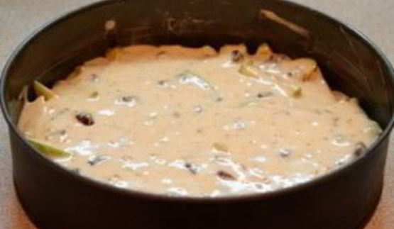 шарлотка с орехами и яблоками