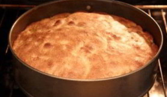 шарлотка с орехами и яблоками