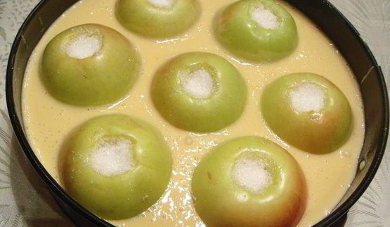 шарлотка с цельными яблочками