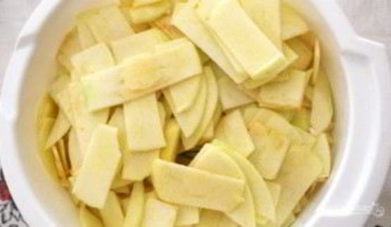 шарлотка с яблоком