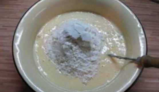 шарлотка со сметаной и яблоками