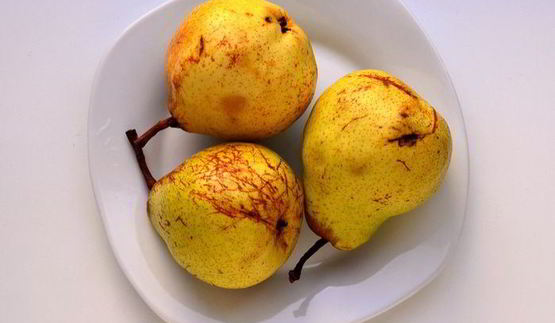 шоколадная шарлотка с грушей и корицей