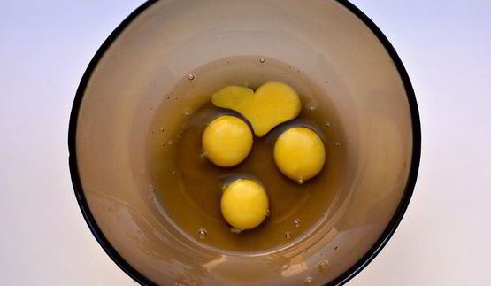 шоколадная шарлотка с грушей и корицей