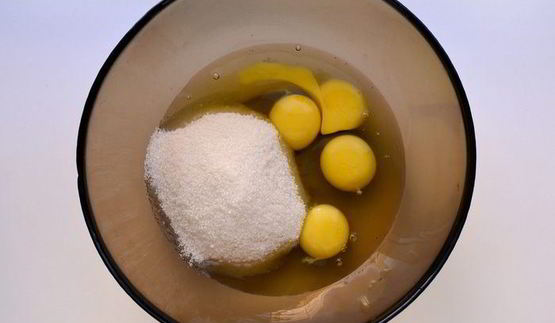 шоколадная шарлотка с грушей и корицей