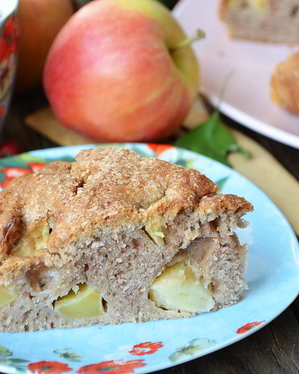 Рецепт шоколадной шарлотки с яблоками