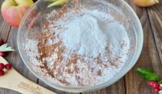 шоколадная шарлотка с яблоками