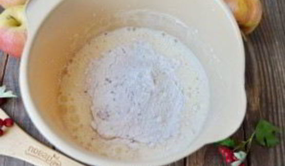 шоколадная шарлотка с яблоками