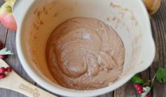 шоколадная шарлотка с яблоками