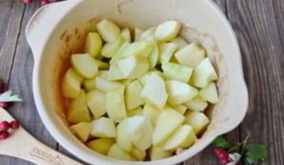 шоколадная шарлотка с яблоками