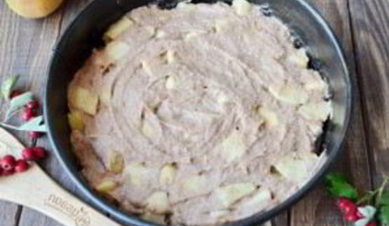 шоколадная шарлотка с яблоками