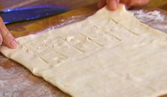 быстрый яблочный штрудель с изюмом, миндалем и корицей