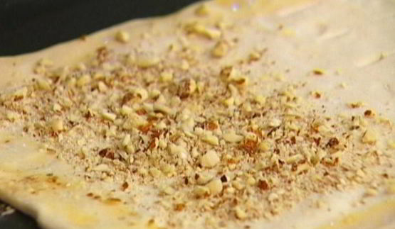 быстрый яблочный штрудель с изюмом, миндалем и корицей