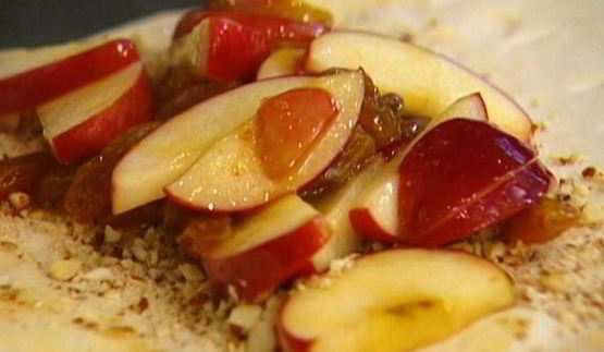 быстрый яблочный штрудель с изюмом, миндалем и корицей