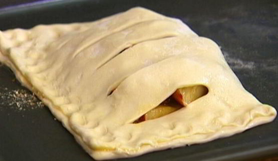 быстрый яблочный штрудель с изюмом, миндалем и корицей