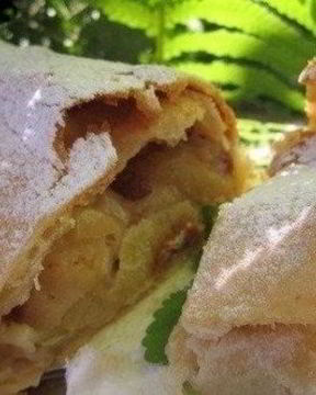 Домашний яблочный штрудель с изюмом и корицей