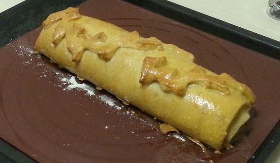 мясо-капустный штрудель из кабачкового теста