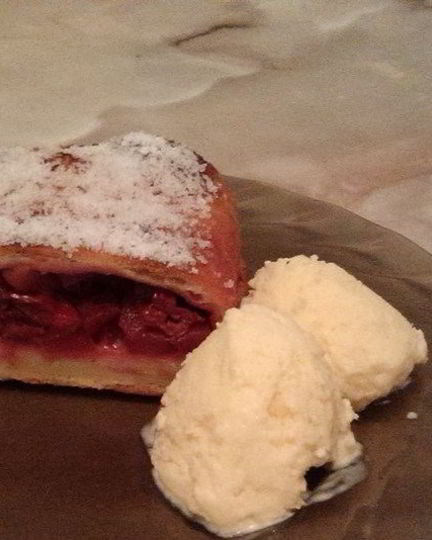 Рецепт низкокалорийного штруделя из творожного теста с яблоками и вишней