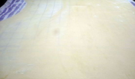 ореховый штрудель с миндальным соусом