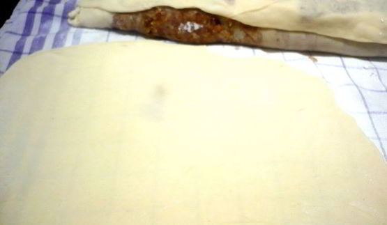 ореховый штрудель с миндальным соусом