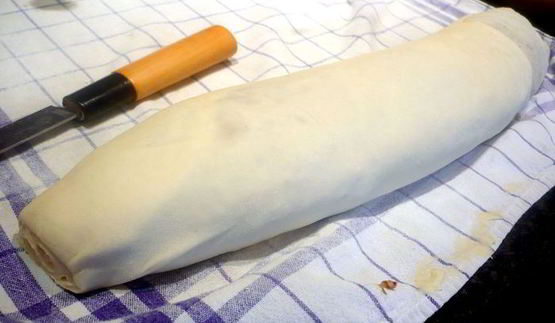 ореховый штрудель с миндальным соусом