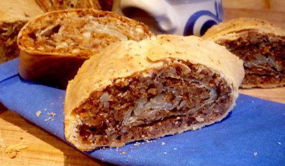 ореховый штрудель с миндальным соусом