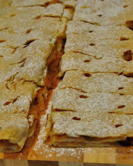 Рецепт штруделя из готового слоеного теста с яблочной и творожной начинкой