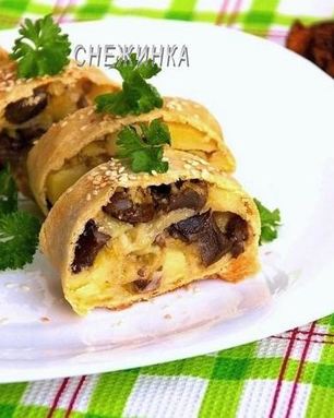 Штрудель с картофелем и грибами в сливочно-сырном соусе